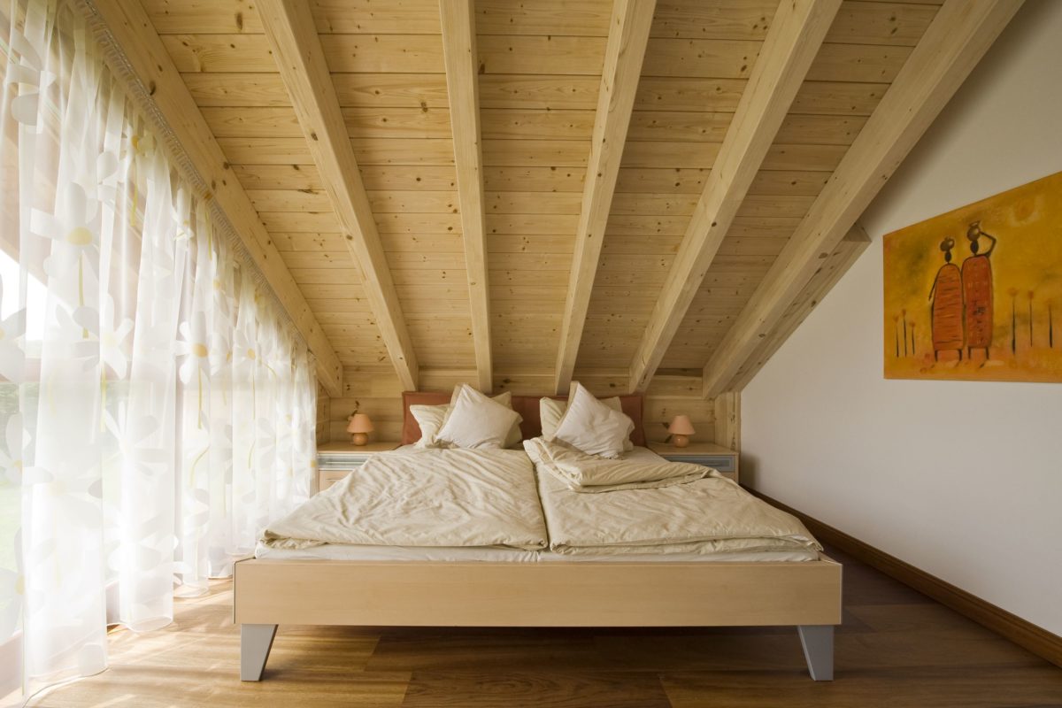 Haus Havelland - Ein großes Bett in einem Raum - Bettrahmen