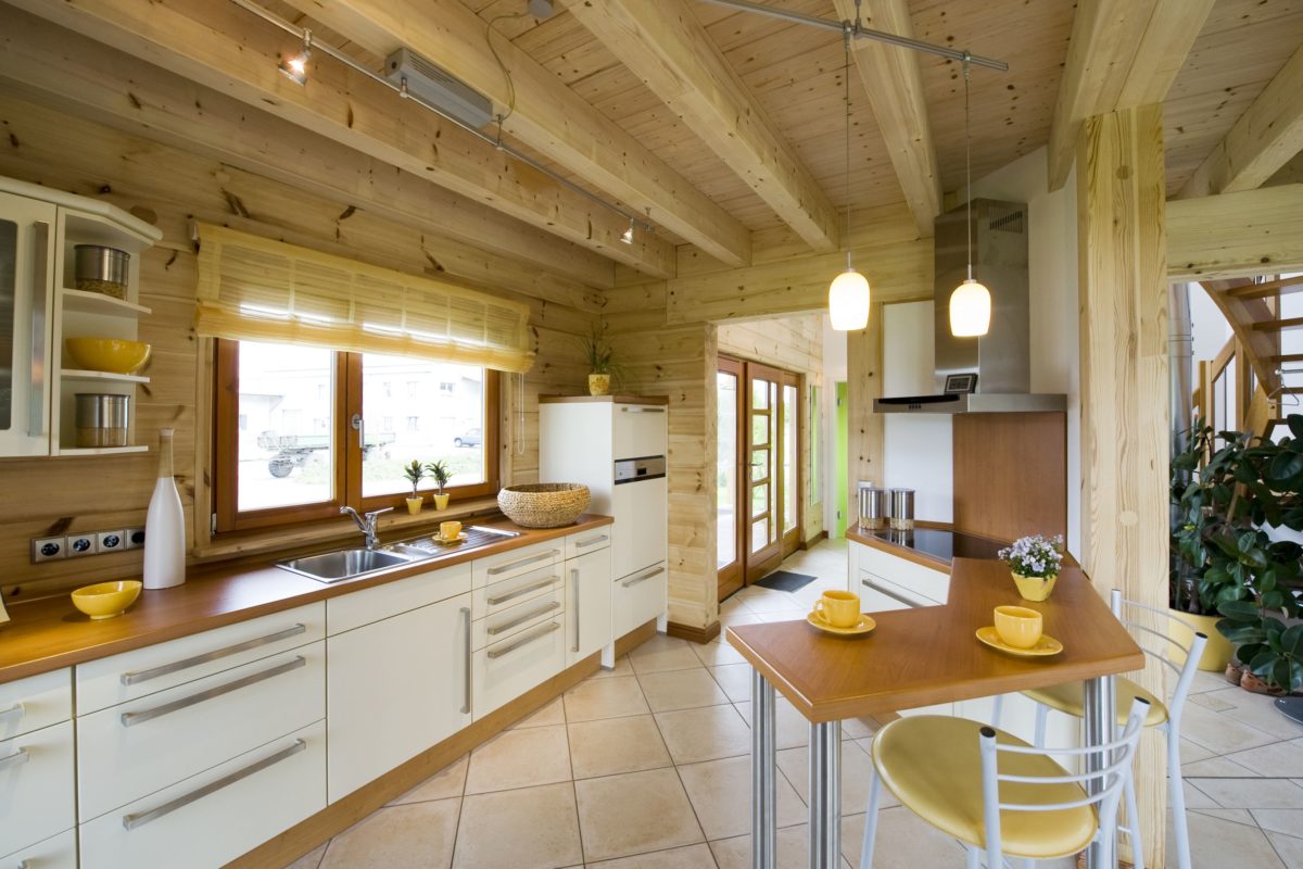 Haus Havelland - Eine Küche mit einem Esstisch - Interior Design Services