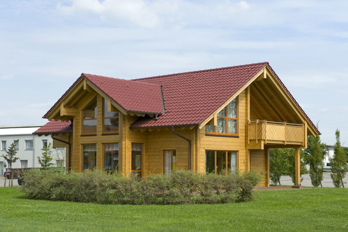 Haus Havelland - Ein Haus mit einer Wiese - Holzhaus