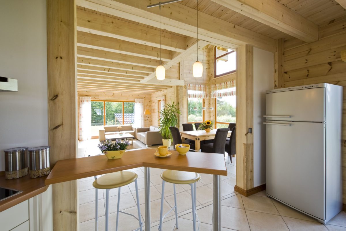 Haus Havelland - Eine Küche mit einem großen Fenster - Interior Design Services