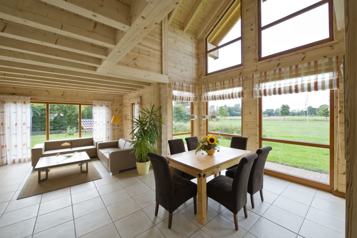 Haus Havelland - Ein Raum voller Möbel und ein großes Fenster - Design