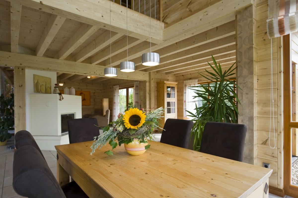 Haus Havelland - Ein Raum voller Möbel und Vasen auf einem Tisch - Interior Design Services