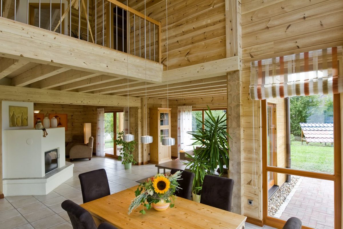 Haus Havelland - Ein Esstisch vor einem Gebäude - Interior Design Services