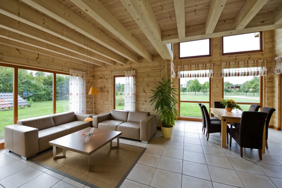 Haus Havelland - Ein Wohnzimmer mit Möbeln und einem großen Fenster - Interior Design Services