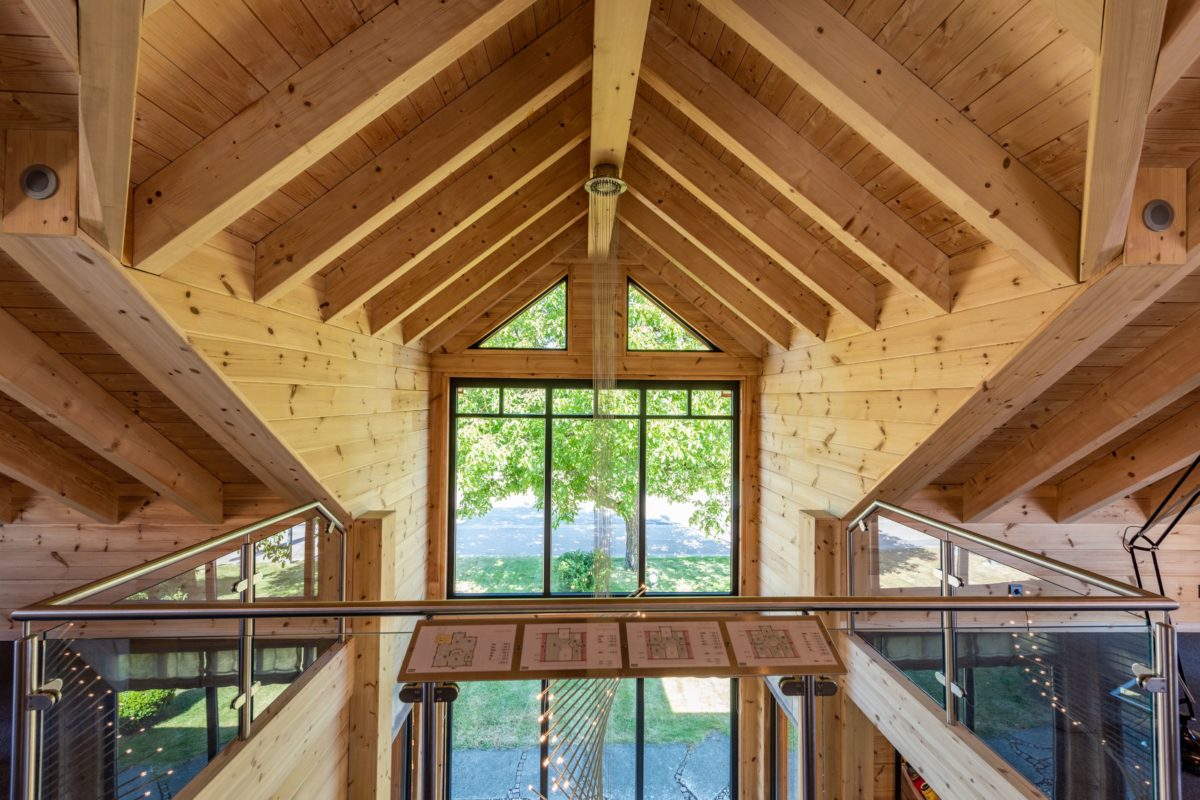 Musterhaus Hohenlohe - Ein Raum mit einem großen Fenster - Holzhaus