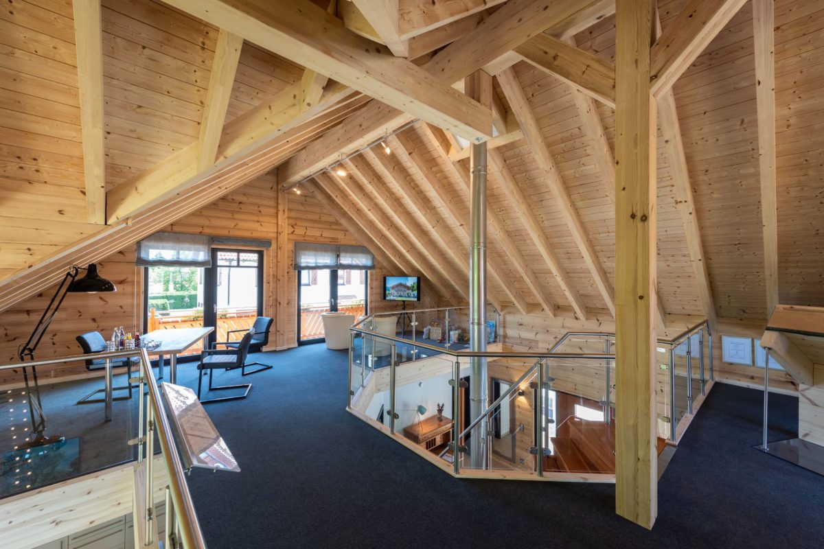 Musterhaus Hohenlohe - Ein Holzboot in einem Raum - Die Architektur