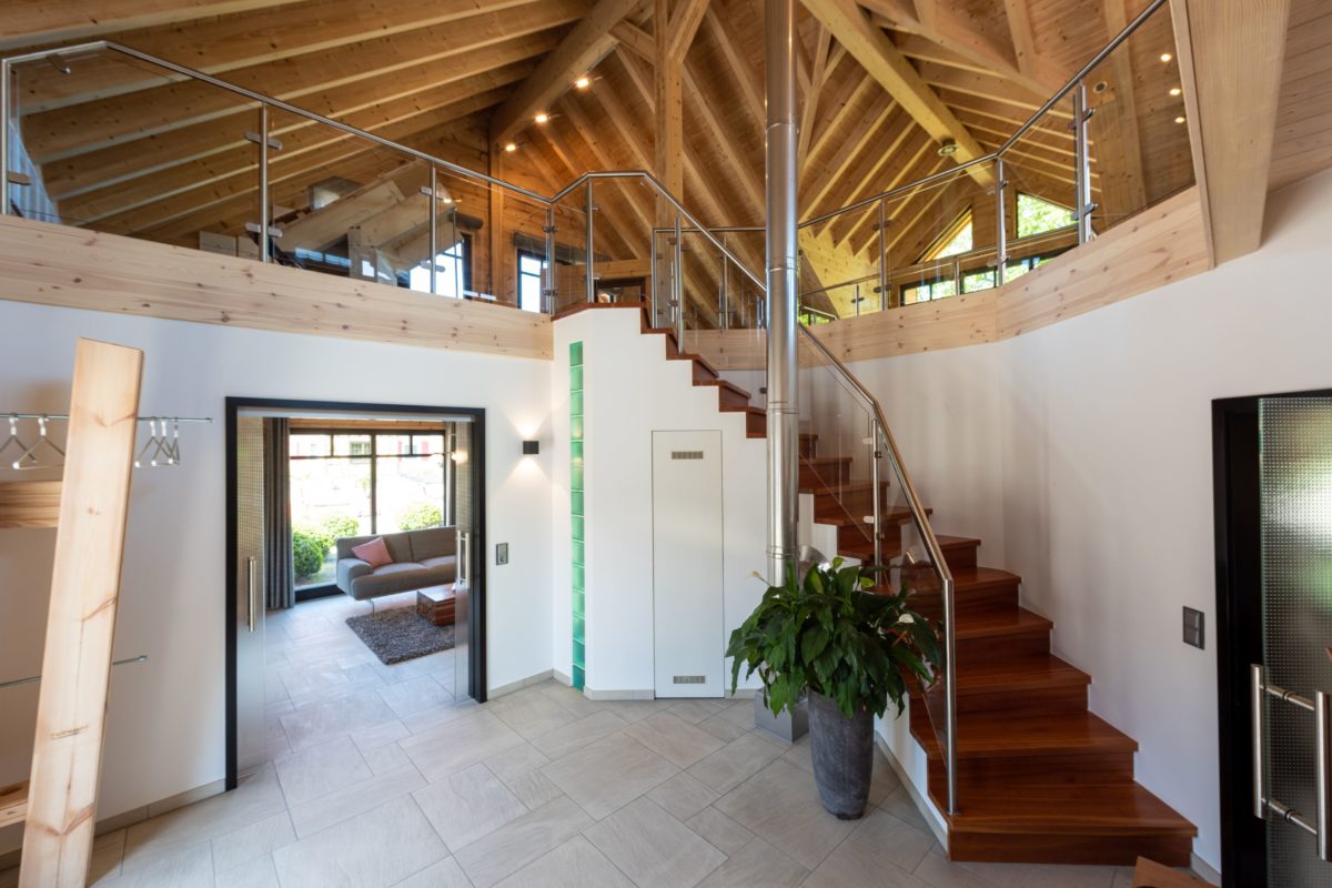Musterhaus Hohenlohe - Ein Raum mit Möbeln und einem Kamin - Interior Design Services