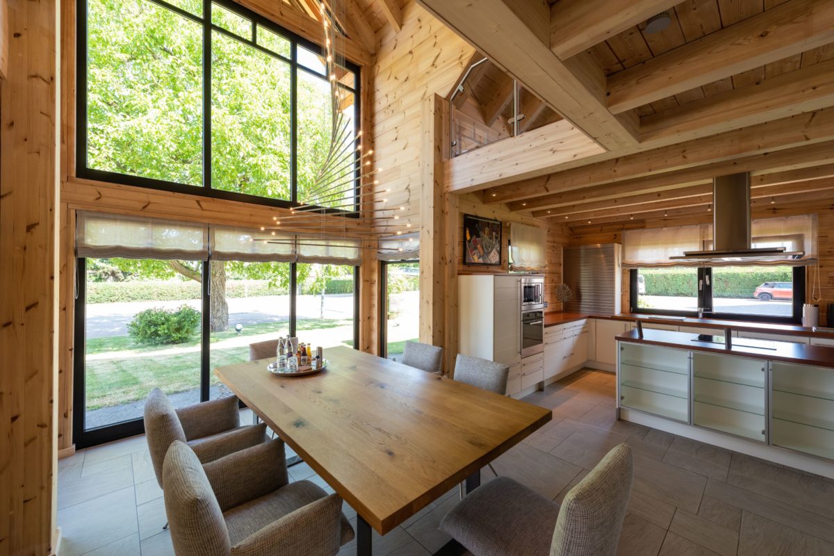 Musterhaus Hohenlohe - Ein Esstisch vor einem Fenster - Interior Design Services