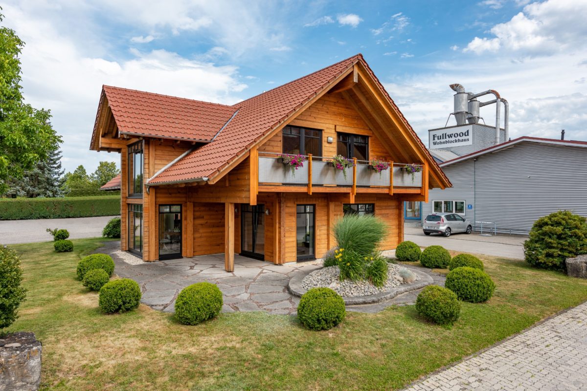 Musterhaus Hohenlohe - Ein kleiner Glockenturm vor einem Haus - Holzhaus