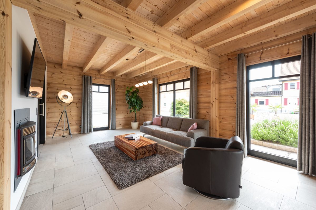 Musterhaus Hohenlohe - Ein Raum voller Möbel und ein großes Fenster - Interior Design Services