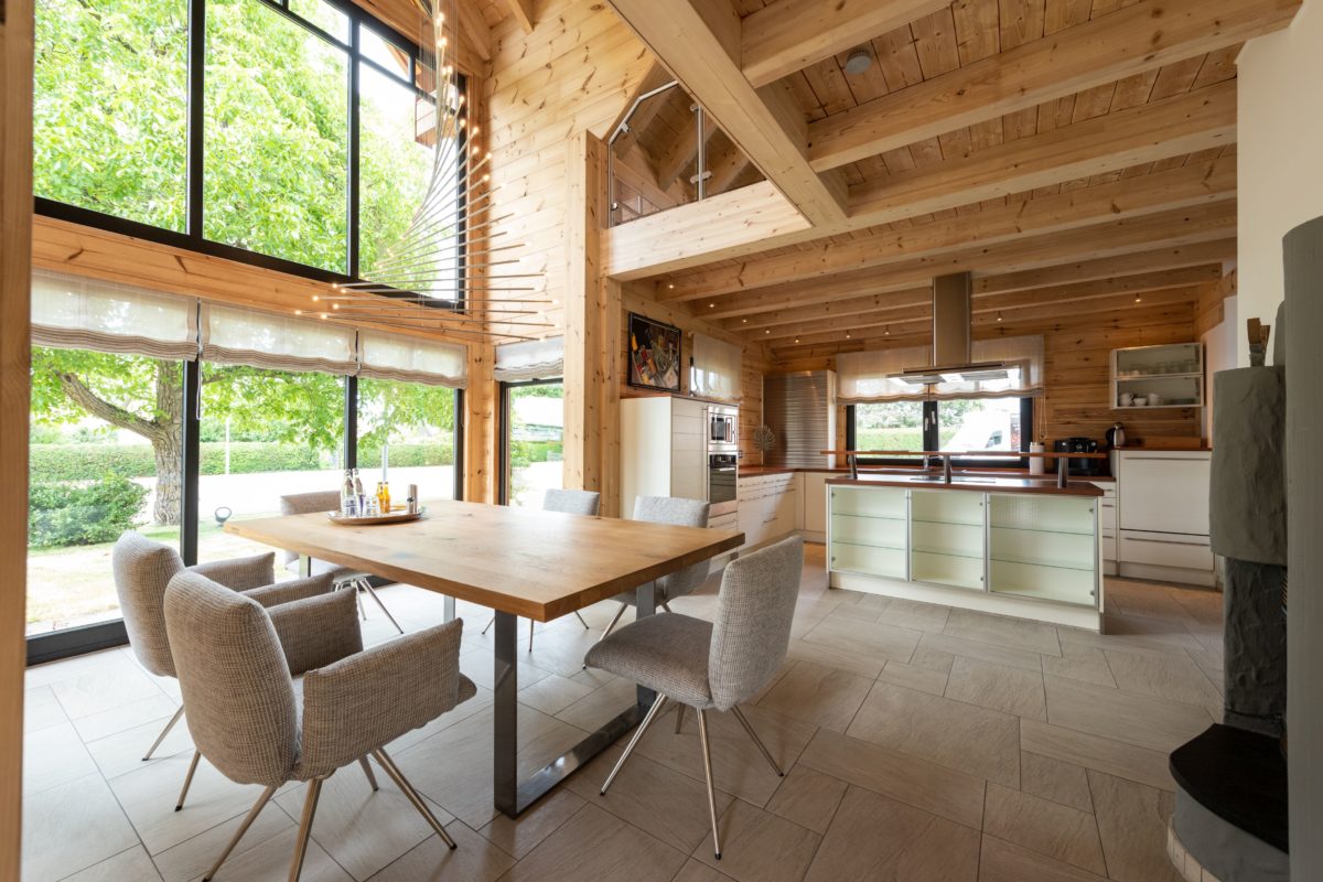 Musterhaus Hohenlohe - Ein Raum voller Möbel und ein großes Fenster - Interior Design Services