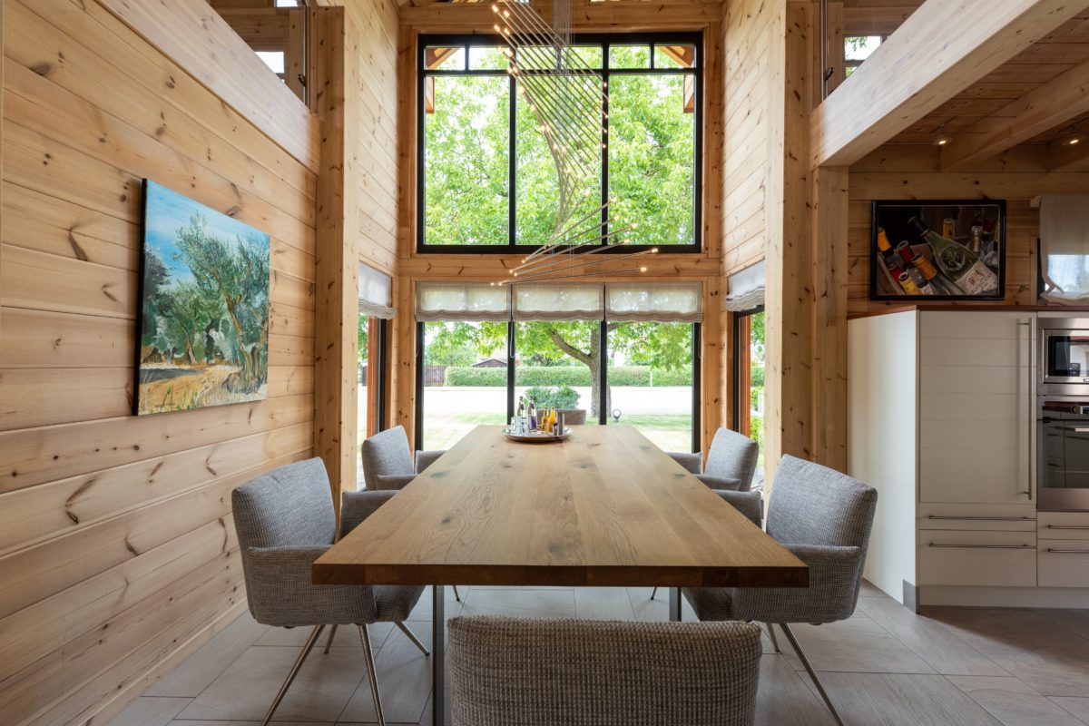 Musterhaus Hohenlohe - Ein Stuhl sitzt vor einem Fenster - Interior Design Services