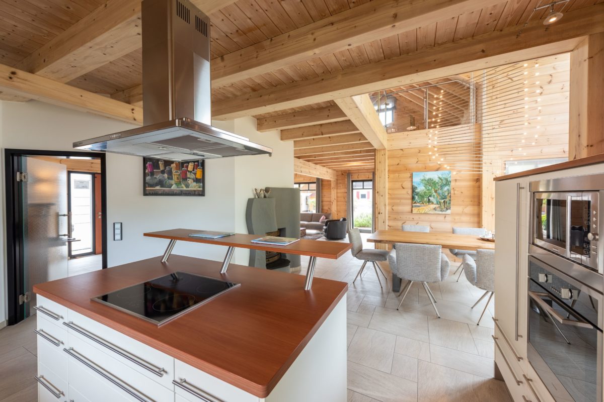 Musterhaus Hohenlohe - Eine Küche mit einem Tisch vor einem Fenster - Interior Design Services