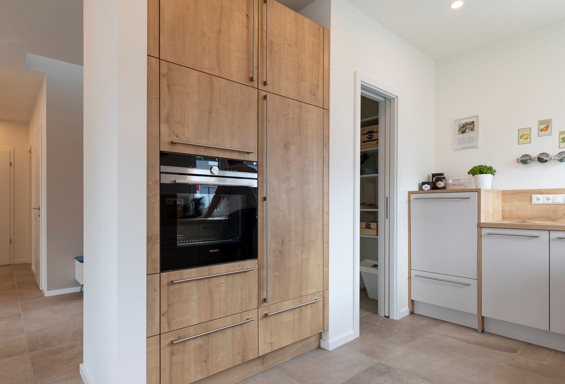 Variant 35-173 - Eine Küche mit einem Waschbecken und einem Spiegel in einem Raum - Hanse Haus