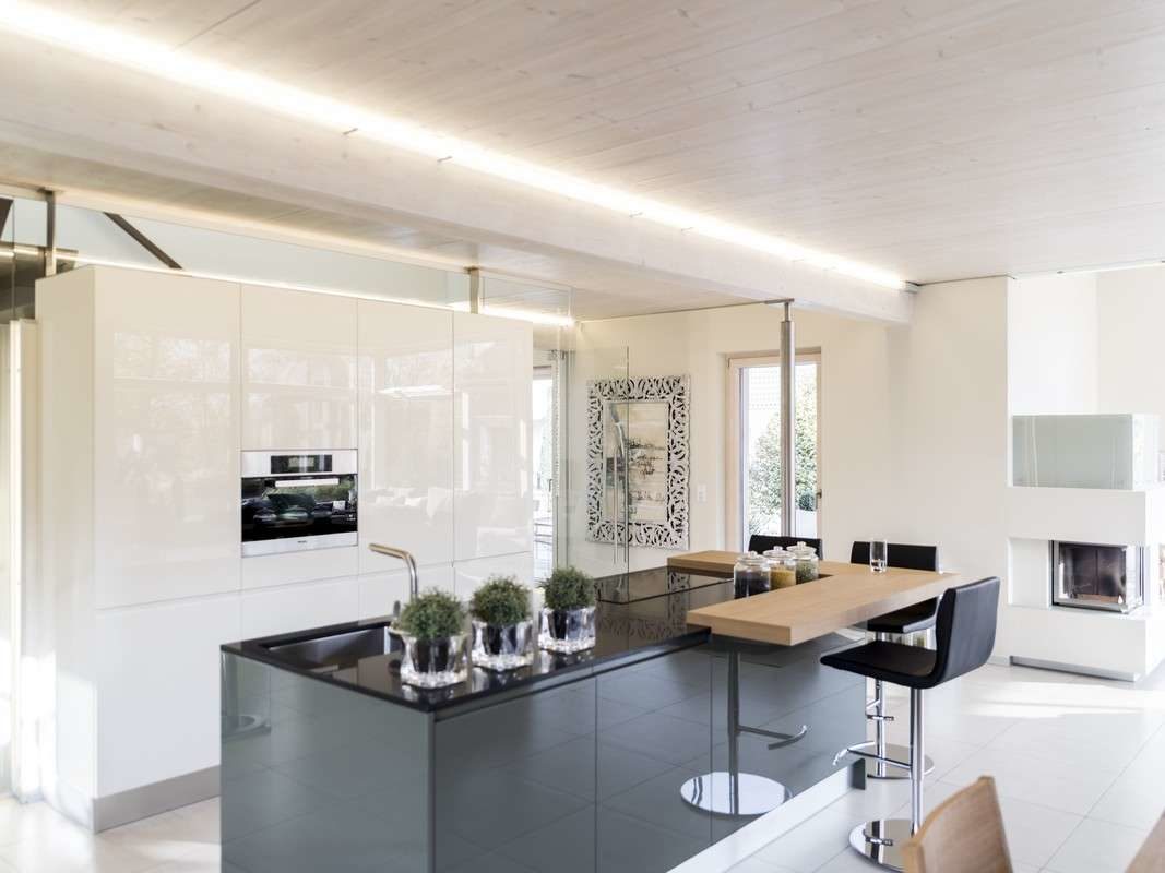 Musterhaus Box - Eine Küche mit einer Insel mitten in einem Raum - Interior Design Services