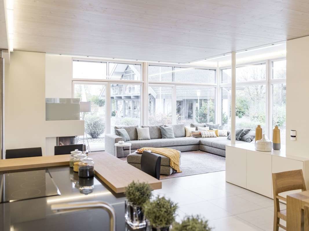 Musterhaus Box - Ein Raum voller Möbel und ein großes Fenster - Interior Design Services