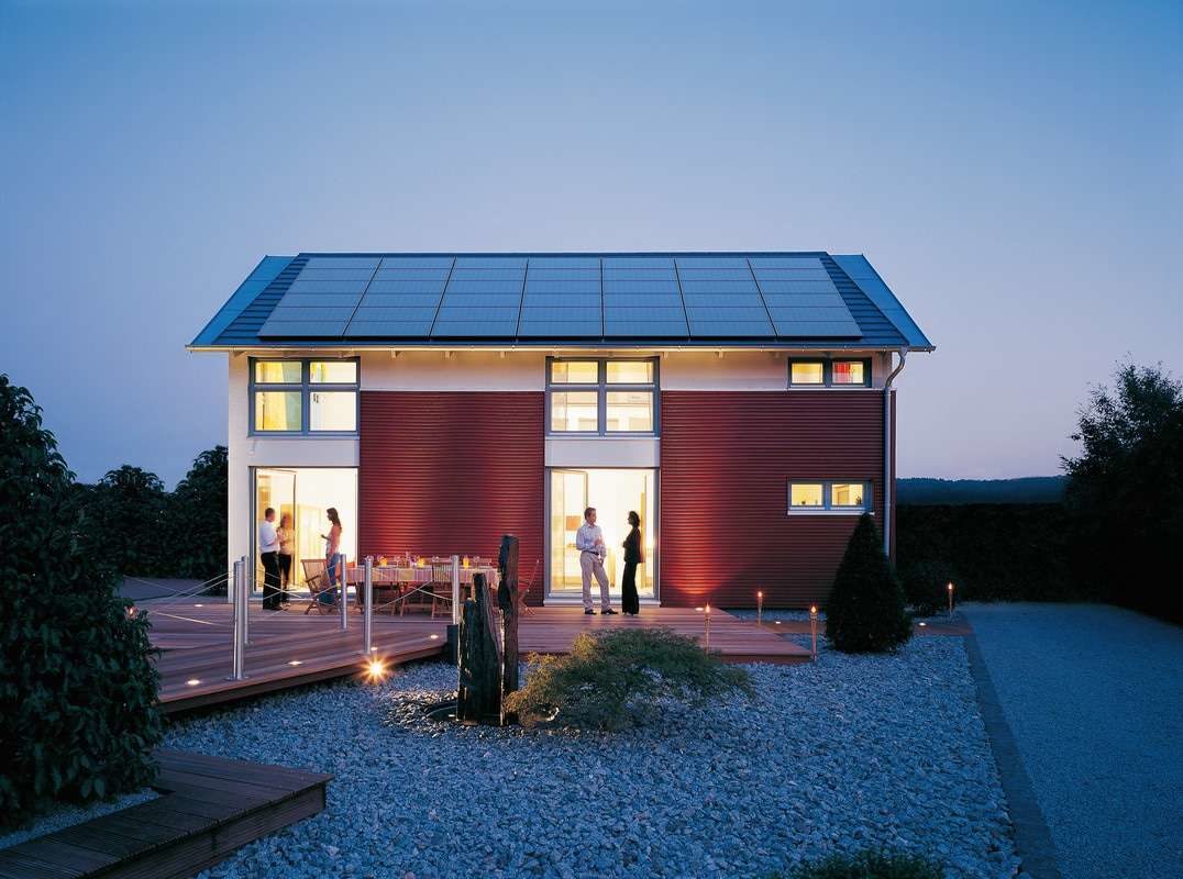 Musterhaus Mühlheim-Kärlich - Ein Haus mit Bäumen im Hintergrund - Fertighaus