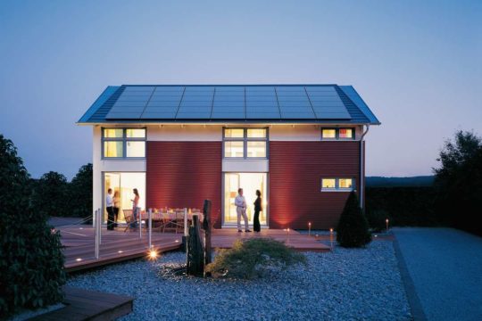 Musterhaus Mühlheim-Kärlich - Ein Haus mit Bäumen im Hintergrund - Fertighaus