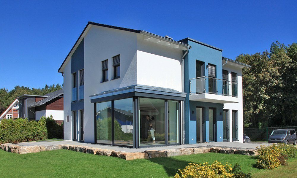 Musterhaus Bad Vilbel - Eine große Wiese vor einem Haus - Haus