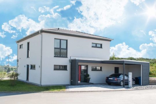 Haus Bitburg - Ein Haus, das an der Seite eines Gebäudes geparkt ist - Haus