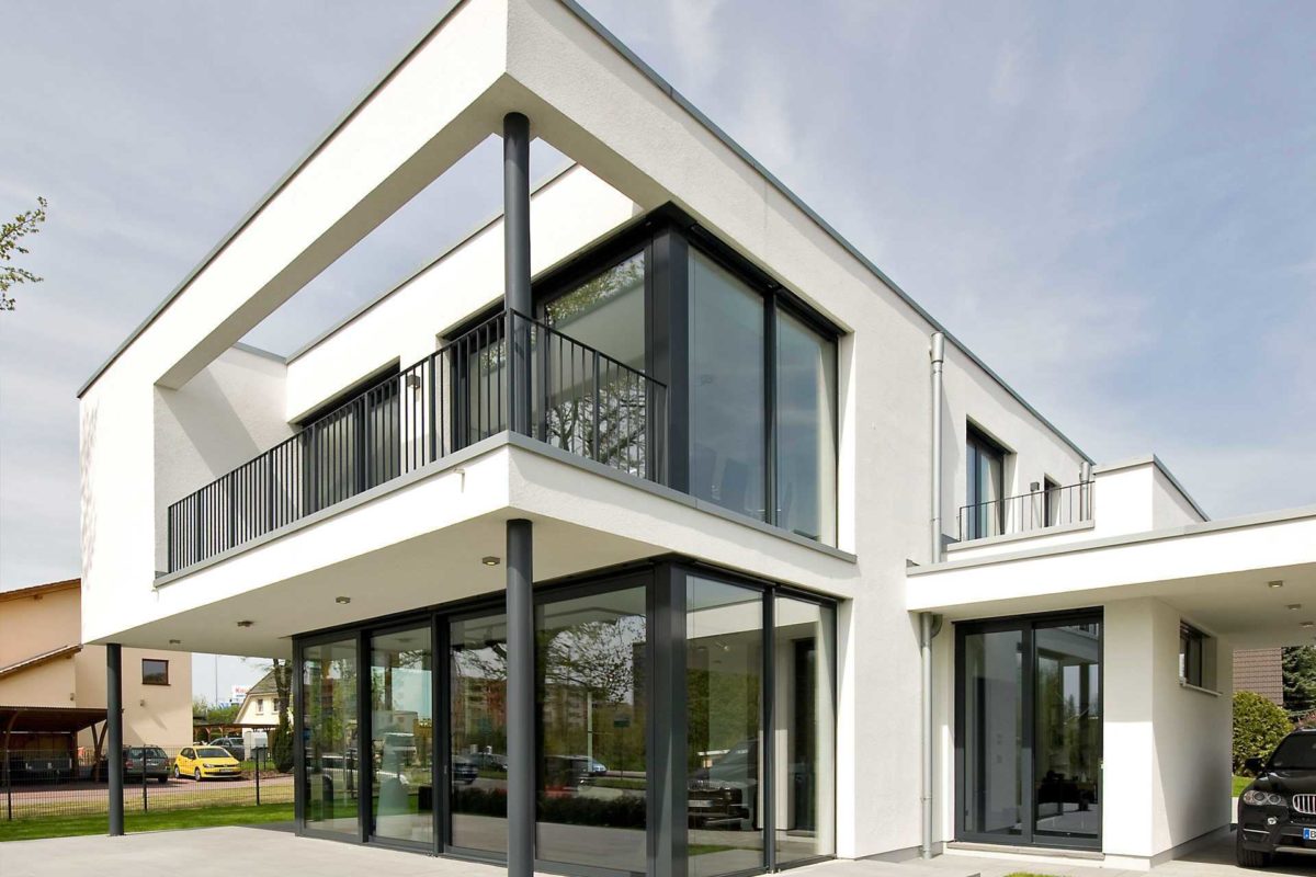 Musterhaus Eiche - Ein großes weißes Gebäude - Bauhaus