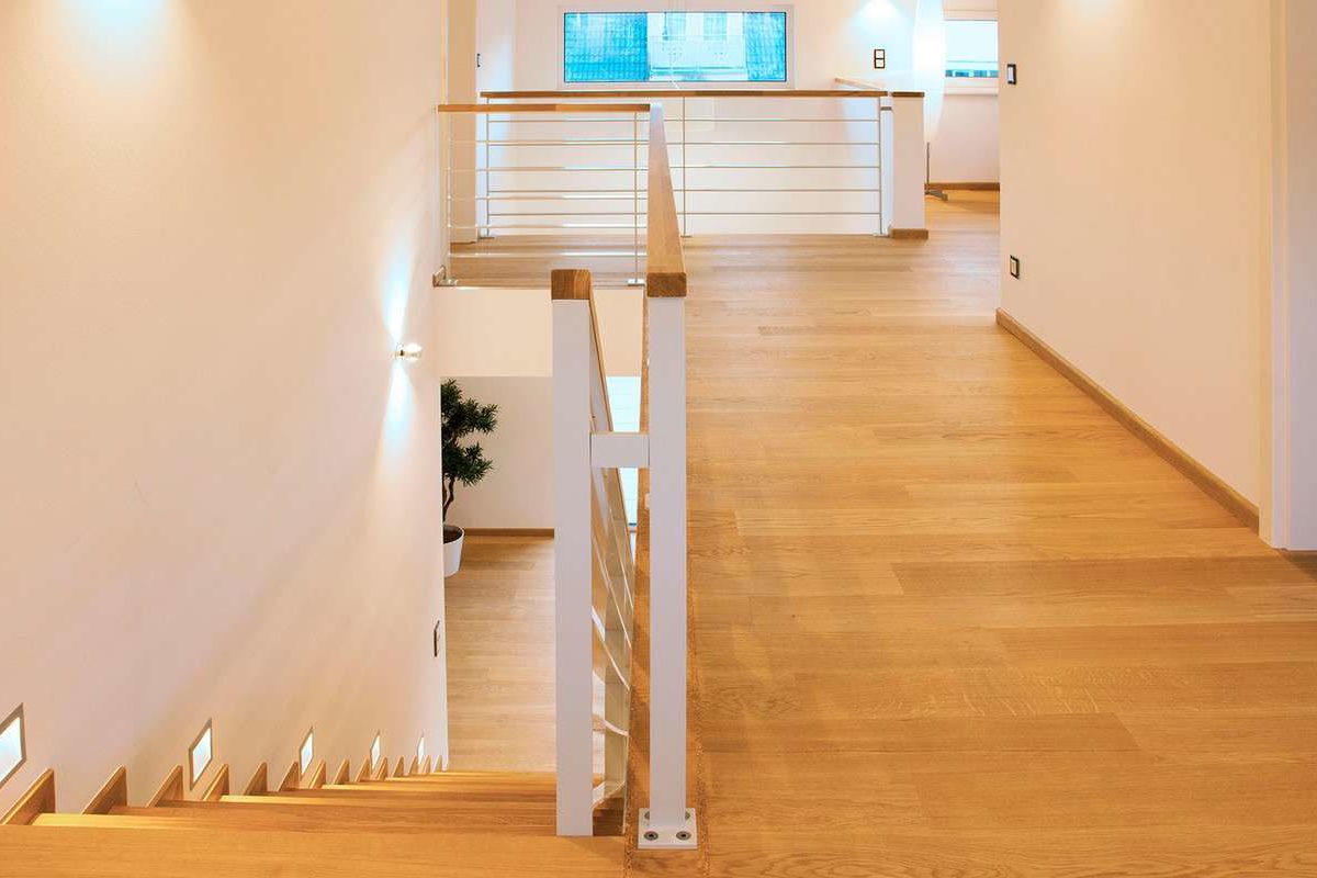 Musterhaus Ulm - Ein Zimmer mit Holzboden - Treppe