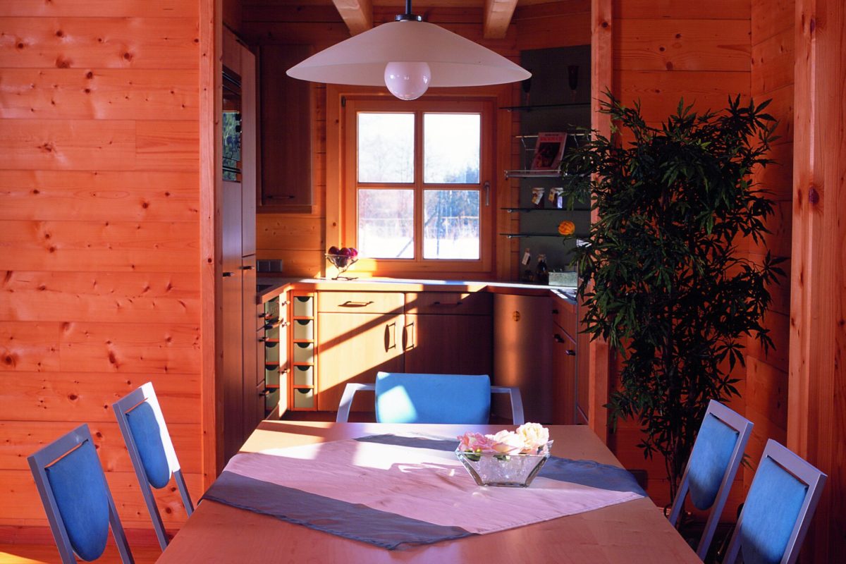Haus Großerlach - Ein Esstisch vor einem Fenster - Interior Design Services