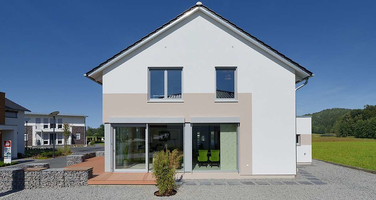 Musterhaus Köln - Eine Bank vor einem Haus - Fertighaus KAMPA: Musterhaus Köln-Frechen