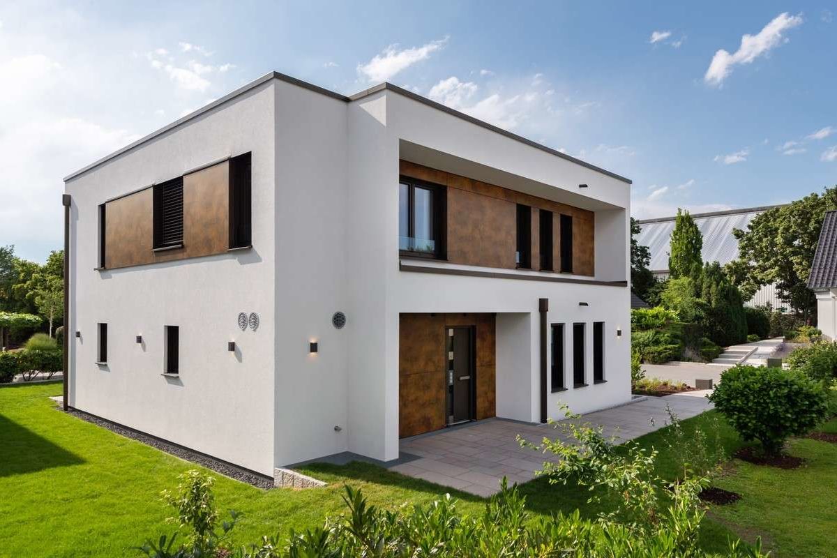 Musterhaus Victoria - Eine große Wiese vor einem Haus - Fassade