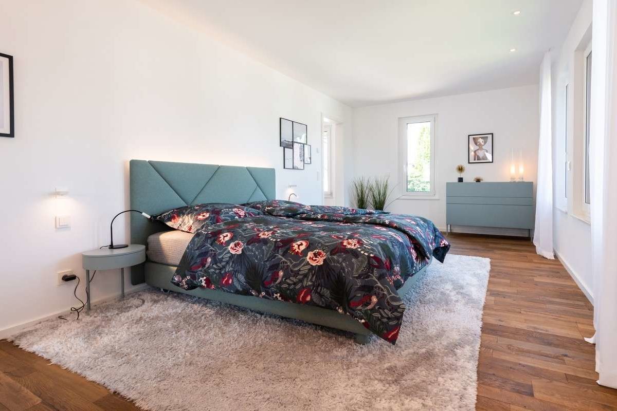 Musterhaus Victoria - Ein Schlafzimmer mit einem Bett in einem Raum - Schlafzimmer