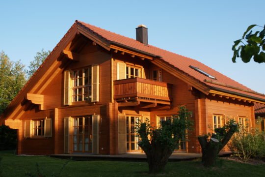 Haus Großerlach - Ein kleines haus im hintergrund - Rems-Murr-Holzhaus GmbH