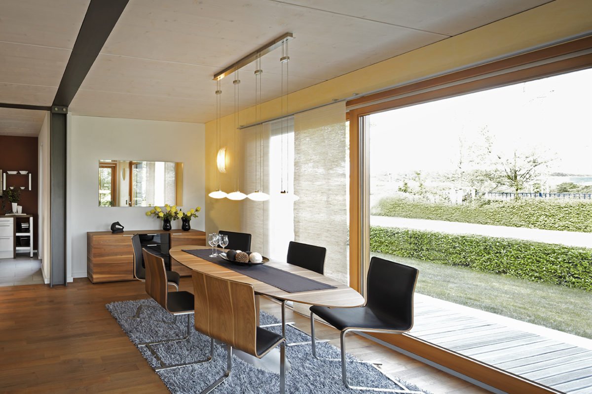 Musterhaus Kaarst - Ein Wohnzimmer mit Möbeln und einem großen Fenster - Fenster