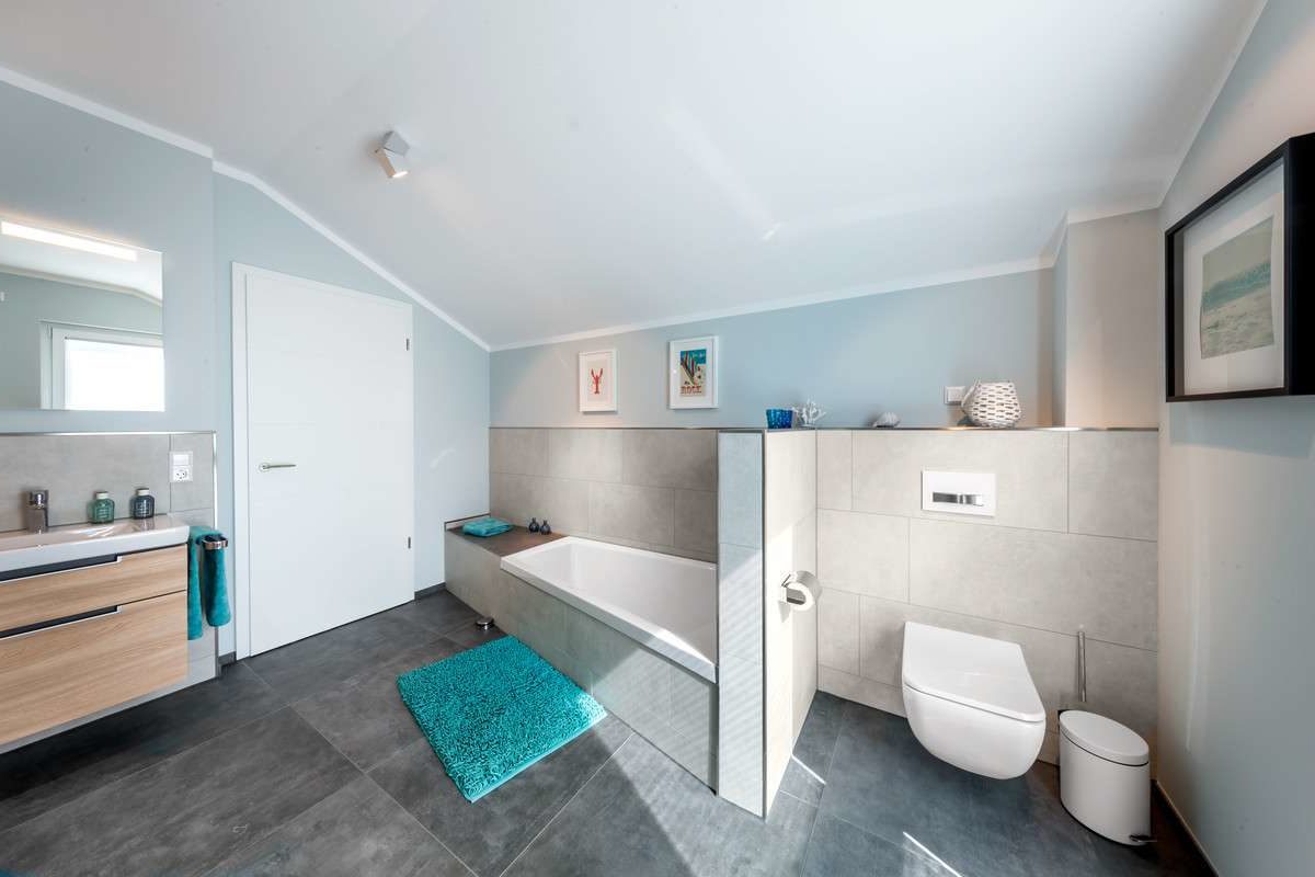 Musterhaus Offenburg - Eine küche mit waschbecken und spiegel - Interior Design Services