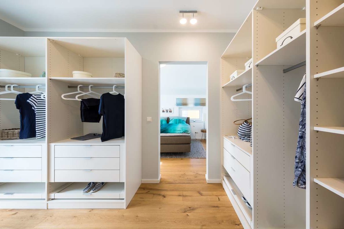 Musterhaus Offenburg - Ein großer weißer Kühlschrank in einem Raum - Kleiderschrank