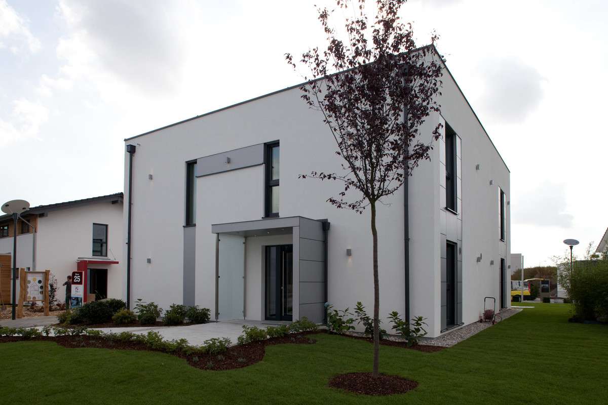 ELK 220 Effizienzhaus 40 - Ein großes Backsteingebäude mit Gras und Bäumen - Haus
