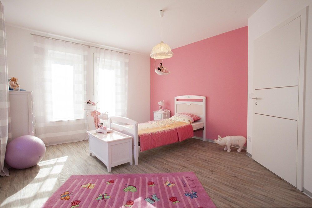 Avenue 168 - Ein Schlafzimmer mit rosa und weißen Blumen - Haus