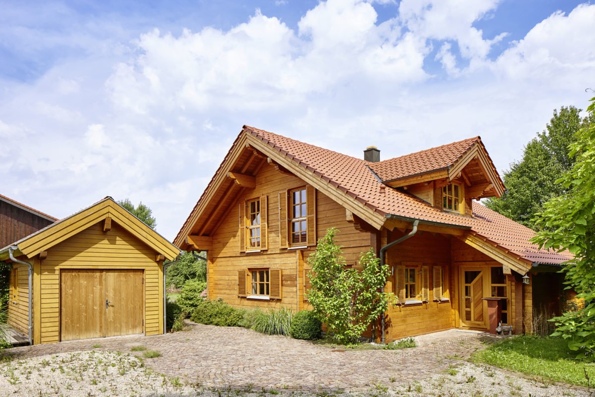 Haus Großerlach - Ein großes Backsteingebäude mit Gras vor einem Haus - Holzhaus