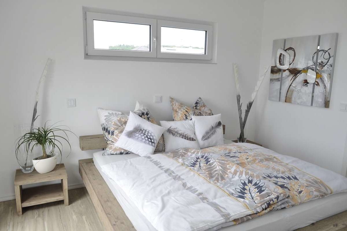 Haus Bitburg - Ein großes weißes Bett in einem Raum sitzen - Einfamilienhaus
