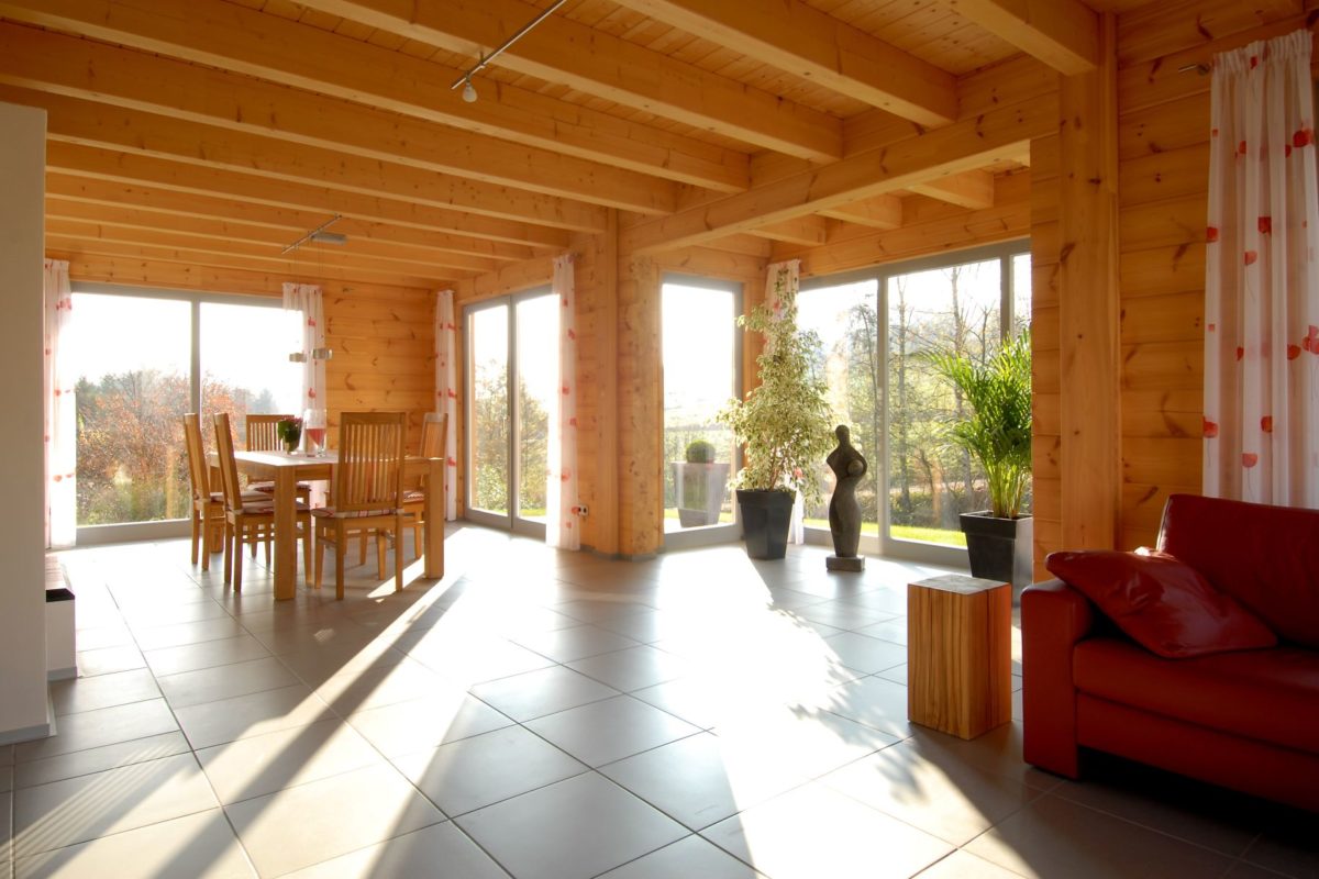 Haus Sommerwiese - Ein Wohnzimmer mit Möbeln und einem großen Fenster - Holzhaus