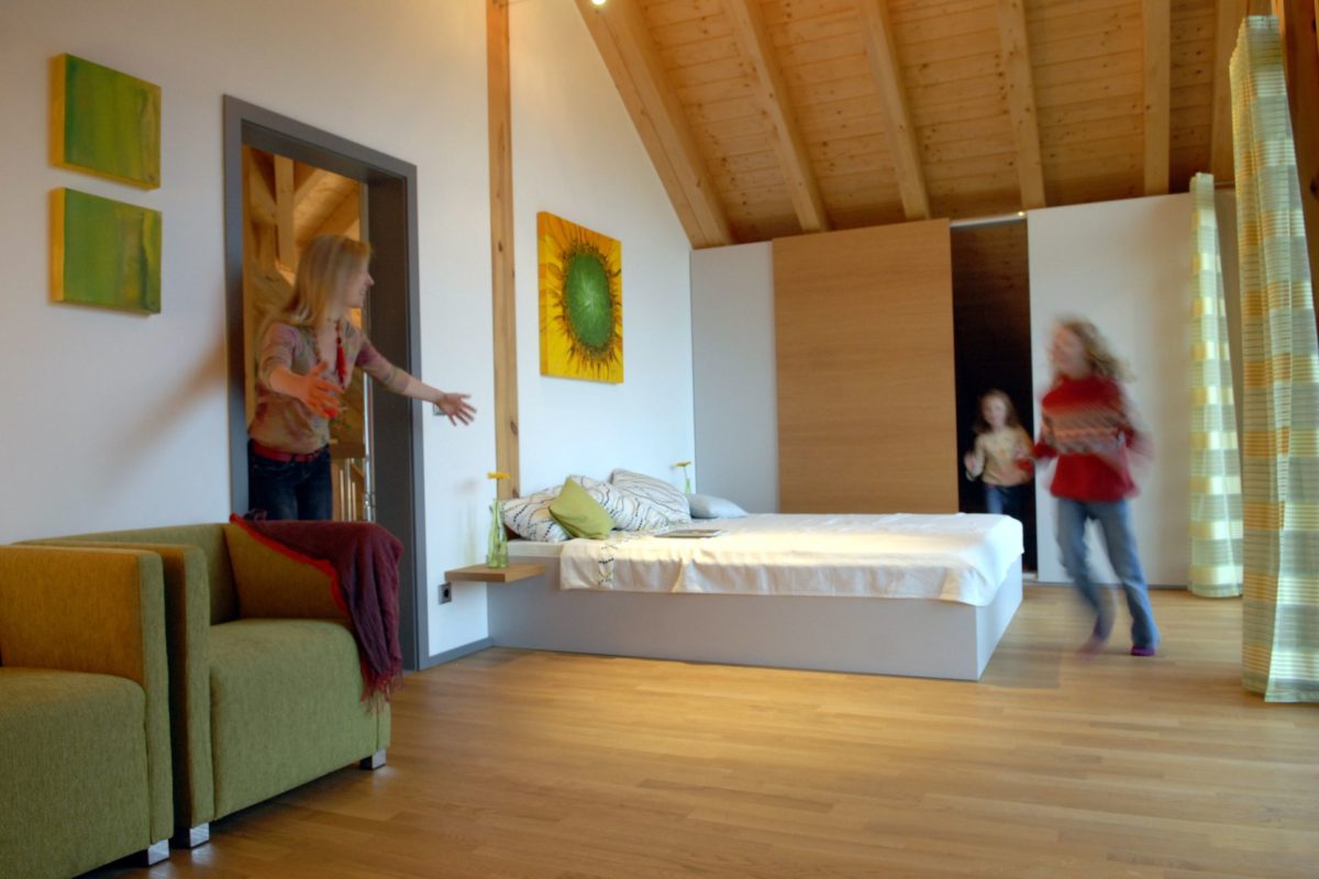 Haus Sommerwiese - Ein Wohnzimmer mit einem Bett und in die Kamera schaut - Interior Design Services
