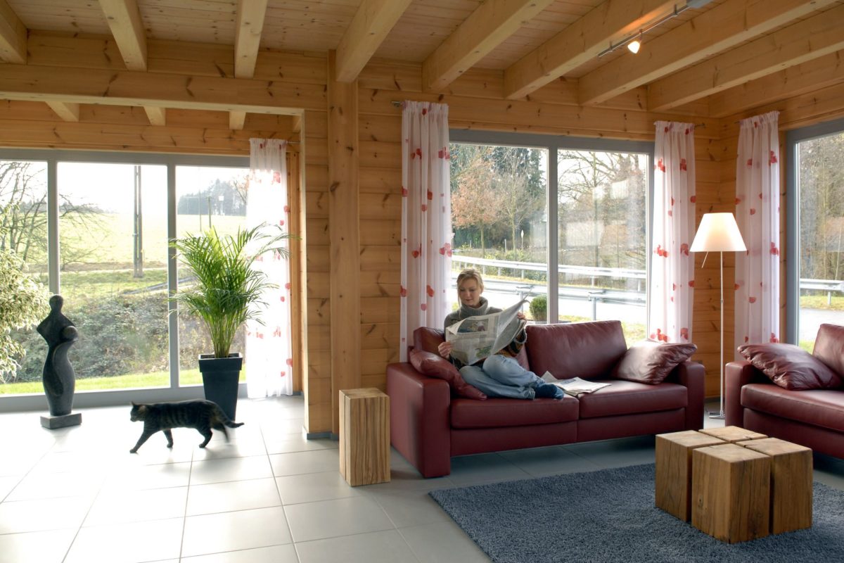 Haus Sommerwiese - Ein Wohnzimmer mit Möbeln und einem großen Fenster - Fensterbehandlung