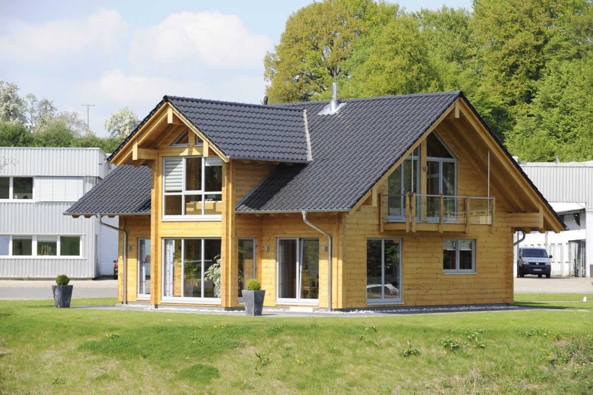 Haus Sommerwiese - Ein Haus mit einer Wiese - Holzhaus