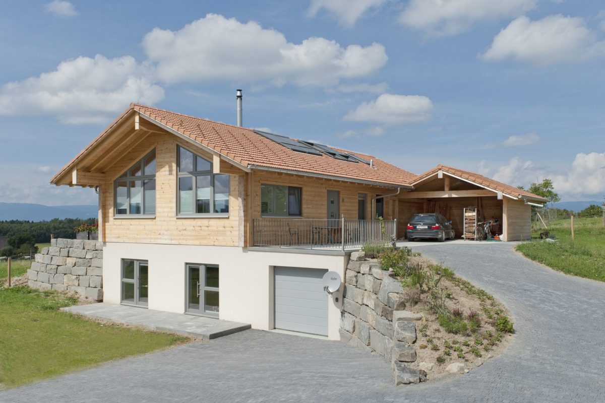 Holzhaus Sunnsite - Ein Haus an der Seite eines Gebäudes - Holzhaus