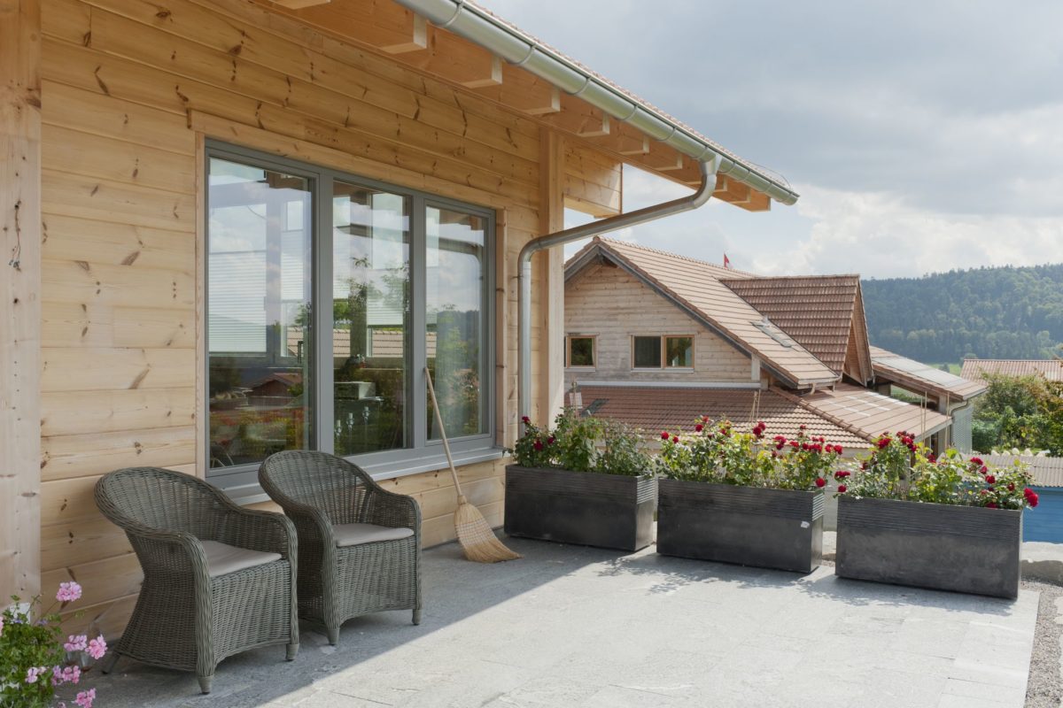 Holzhaus Sunnsite - Eine Bank vor einem Gebäude - Veranda