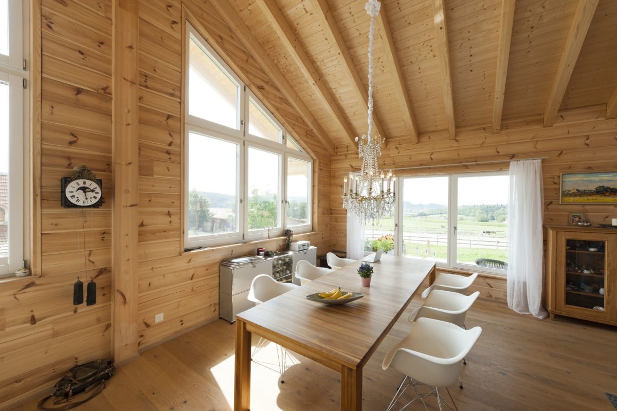 Holzhaus Sunnsite - Ein Raum voller Möbel und ein großes Fenster - Holzhaus