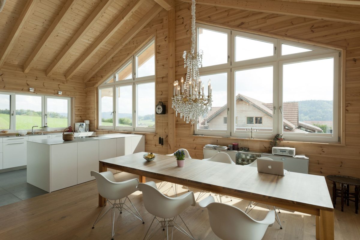 Holzhaus Sunnsite - Ein Esstisch vor einem Fenster - Holzhaus