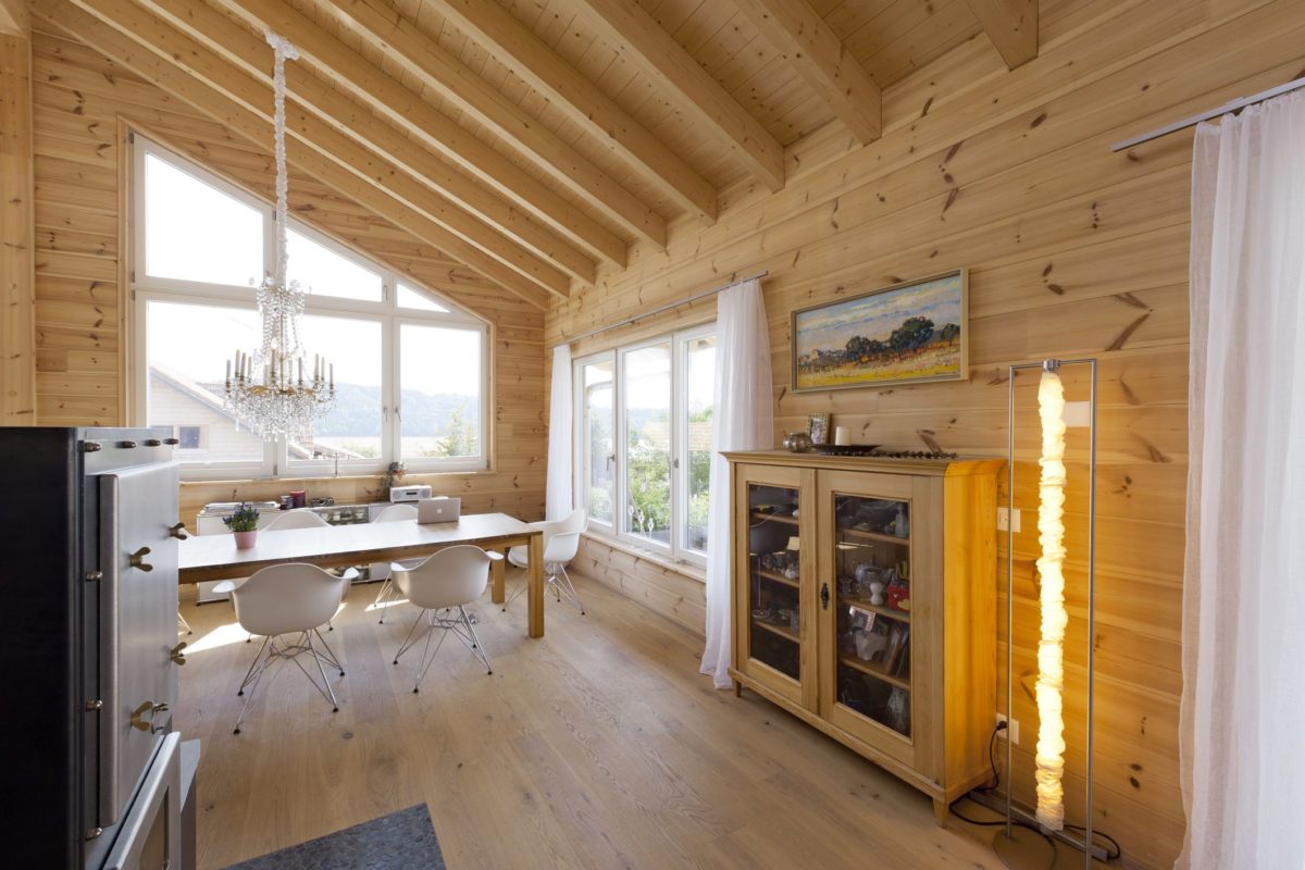 Holzhaus Sunnsite - Ein Raum voller Möbel und ein großes Fenster - Interior Design Services