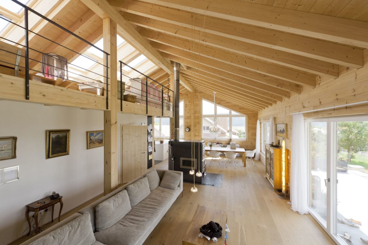Holzhaus Sunnsite - Ein Raum voller Möbel und ein großes Fenster - Holzhaus