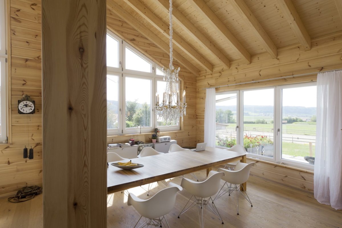 Holzhaus Sunnsite - Eine große weiße Wanne neben einem Fenster - Die Architektur