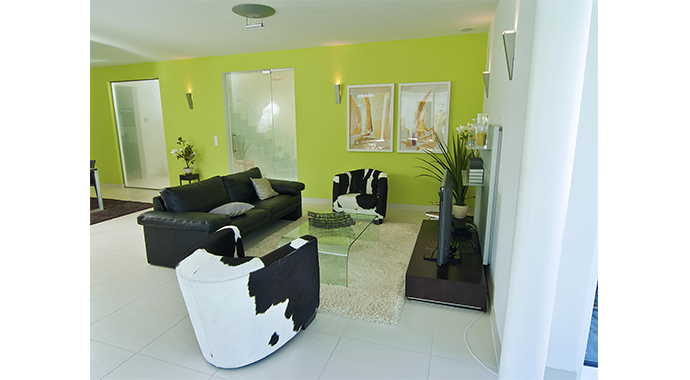 Ausstellungshaus Suhr - Ein Wohnzimmer mit Möbeln und einem Fernseher - Interior Design Services